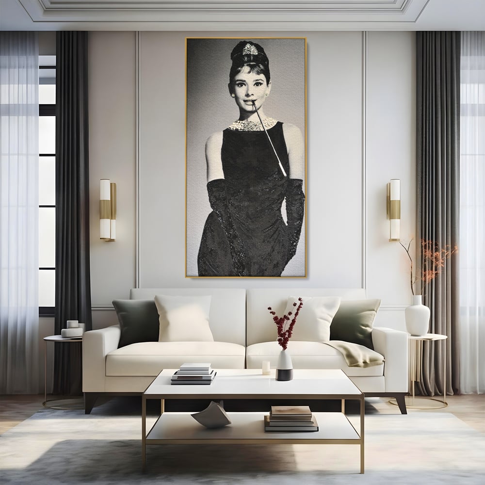 Tablou canvas cu tablou portret audrey hepburn cu tigara, in rama de aluminiu auriu, pe perete intr-un living